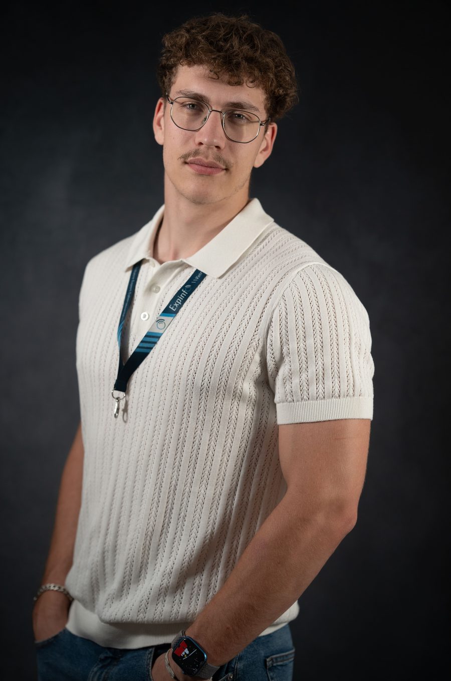 Portrait studio d'Eliott, consultant cyber chez Expinfo