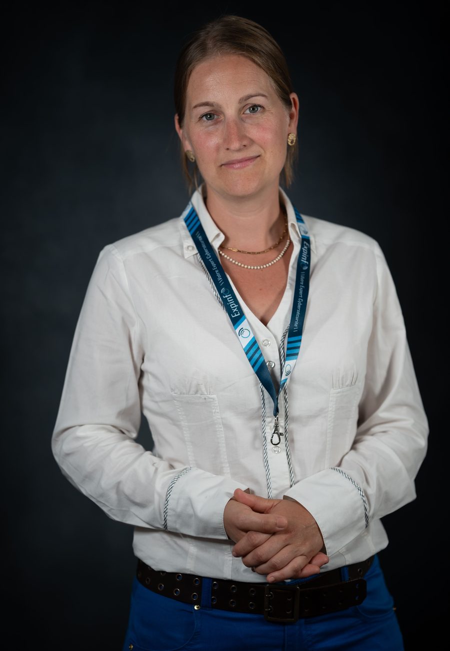 Portrait studio d'&Eacute;lodie, assistante de direction chez Expinfo