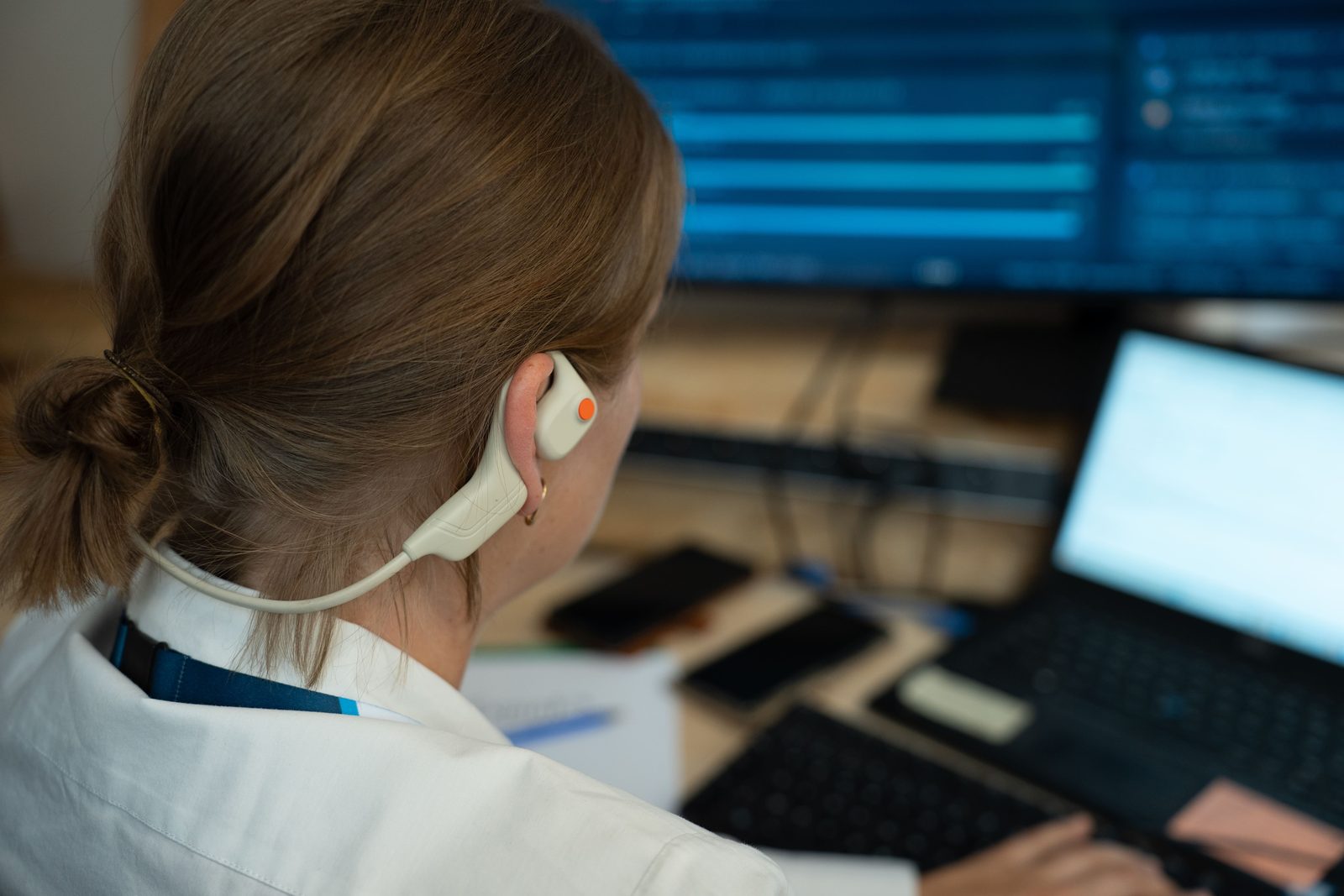 Une consultante Expinfo répond au téléphone aux questions d’un client