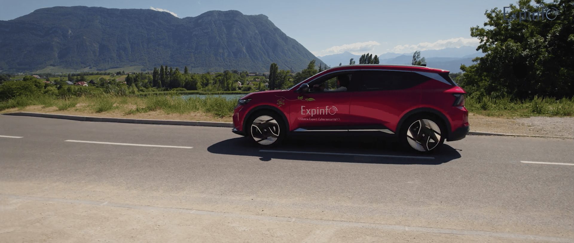 Voiture Expinfo devant les montagnes de Savoie